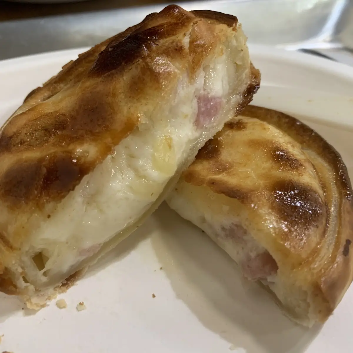 Empanada Argentina De Jamón Y Queso