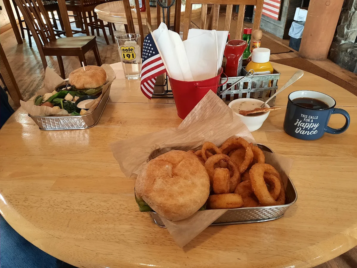 Hamburger with Onion Rings