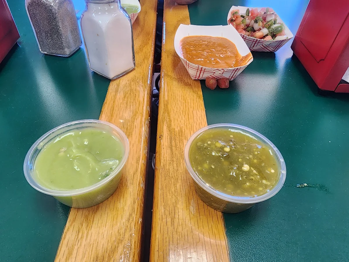 Salsa De Aguacate Y Salsa Verde De Tomatullo