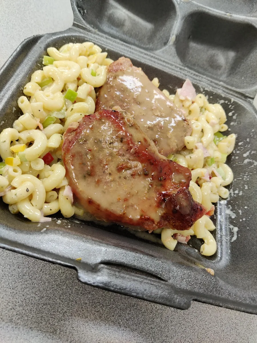 Lomo En Salsa de Tamarindo Y Ensalada de Coditos