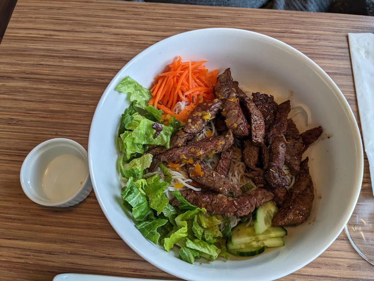 Steak Noodle Bowl, Chats Vietnamese