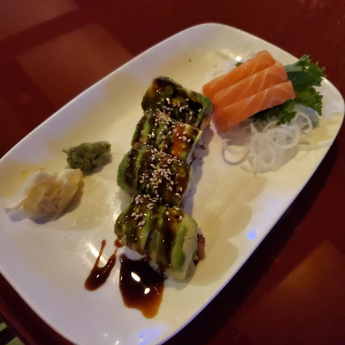 Ďragon Roll and Salmon Sushi