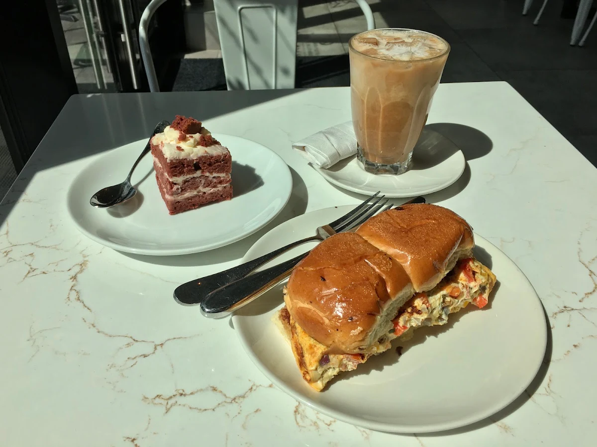 Omelette Red Velvet, Chai Coffee Company