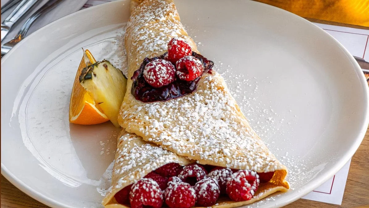 Monterigie Half Waffle with Strawberries English Cream and Nutella, Petinos