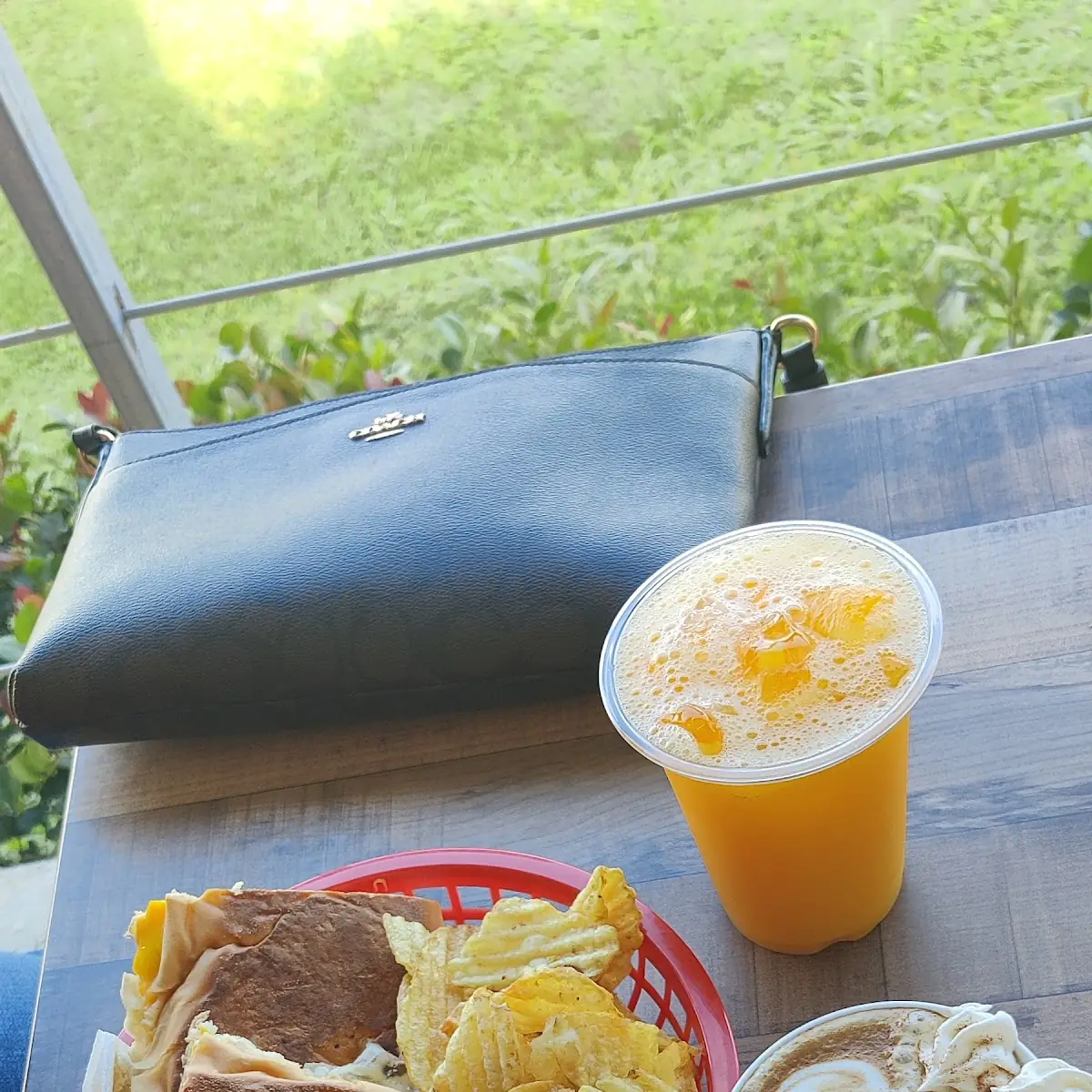 Jamón Queso Y Huevos Y Claro Latte
