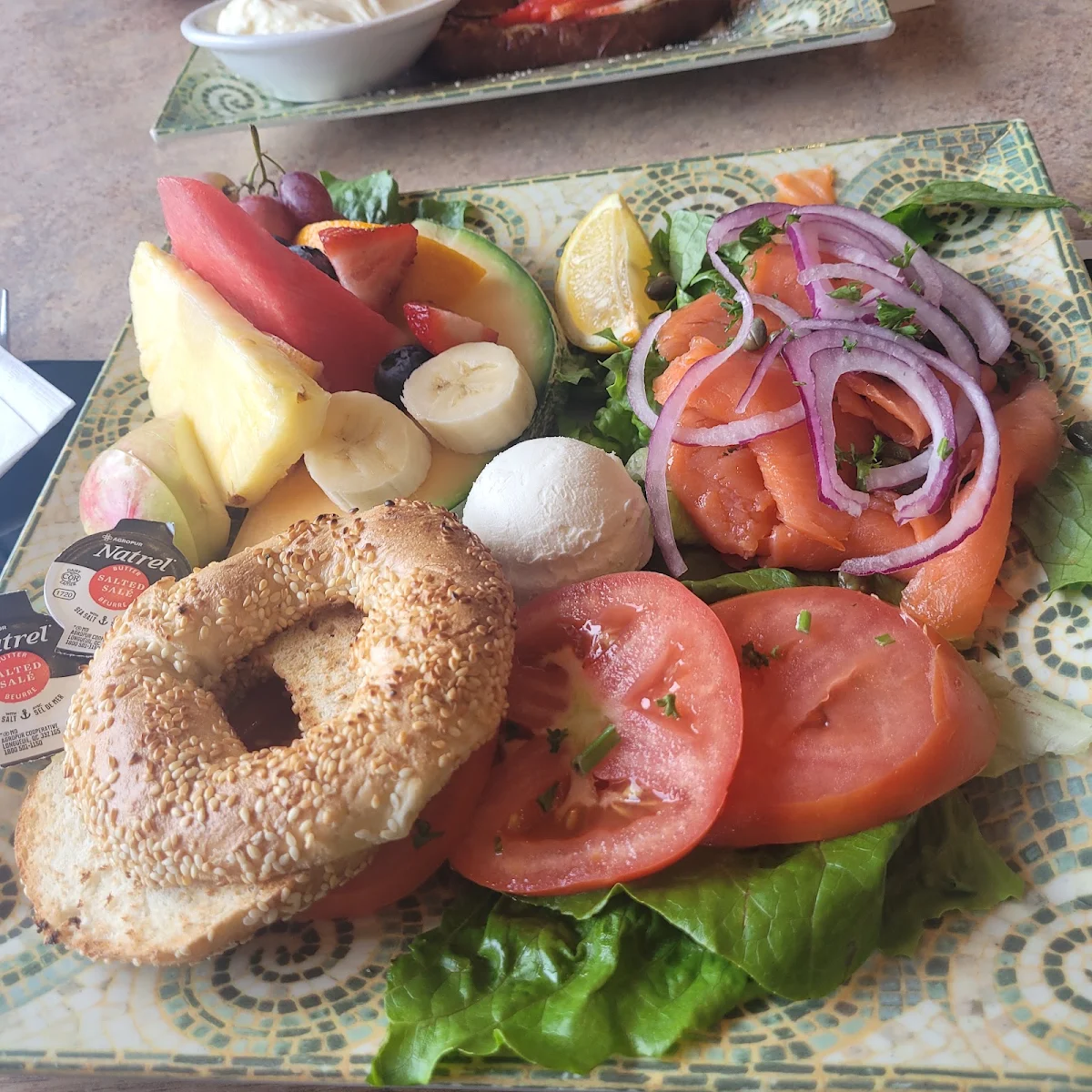 Bagel,fromage à la créme et fruits frais/Bagel,cream cheese and fresh fruits