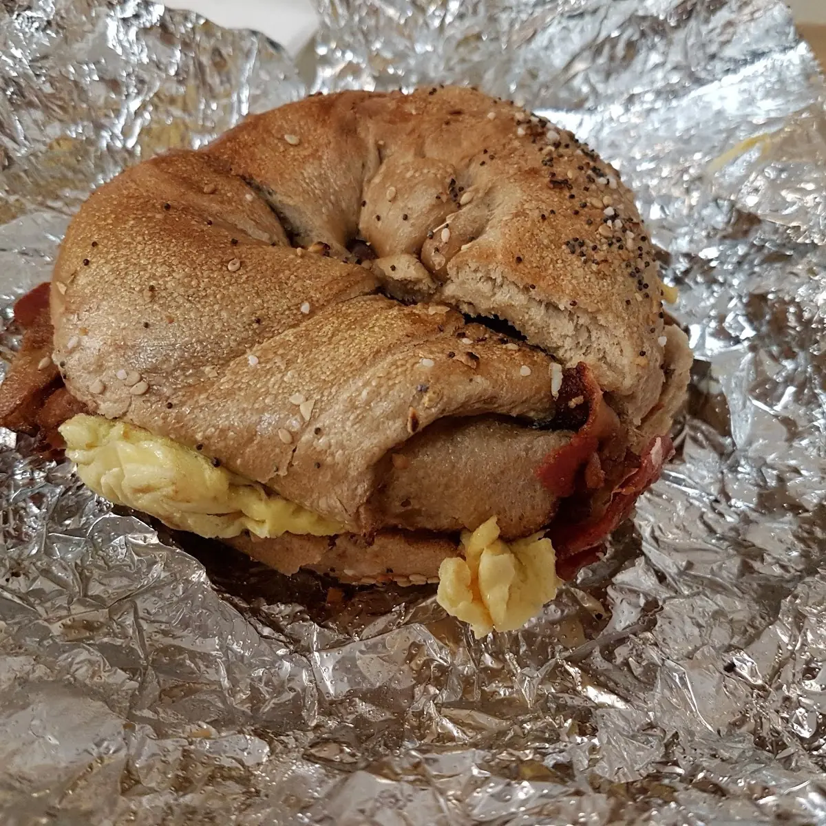 Bagel with Omelette and Crispy Bacon