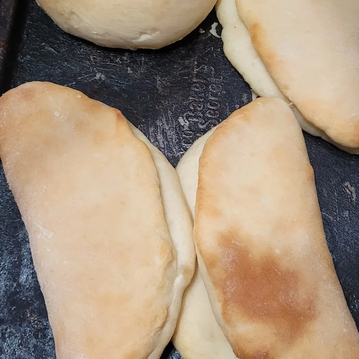 Coco Bread, Champs