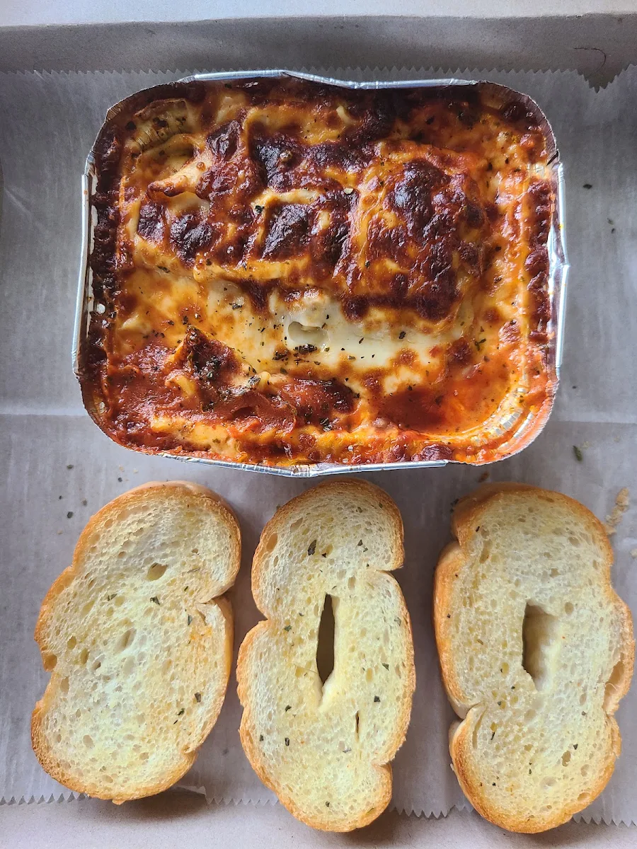 Chicken Lasagna with Garlic Bread