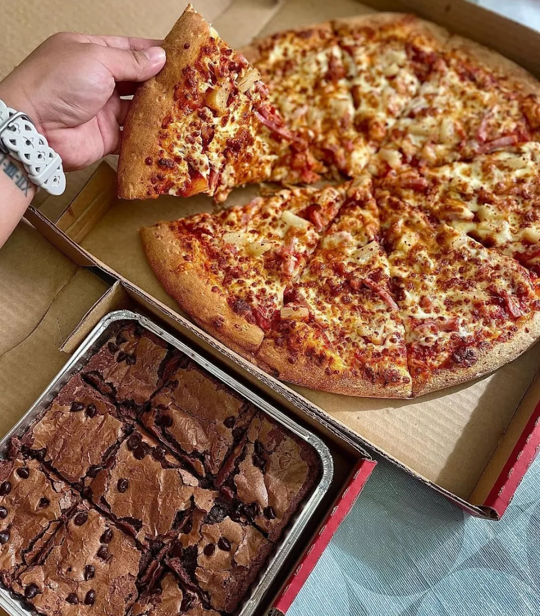 Pepperoni Pizza Brownie & Drinks Bundle, Papa Johns Pizza