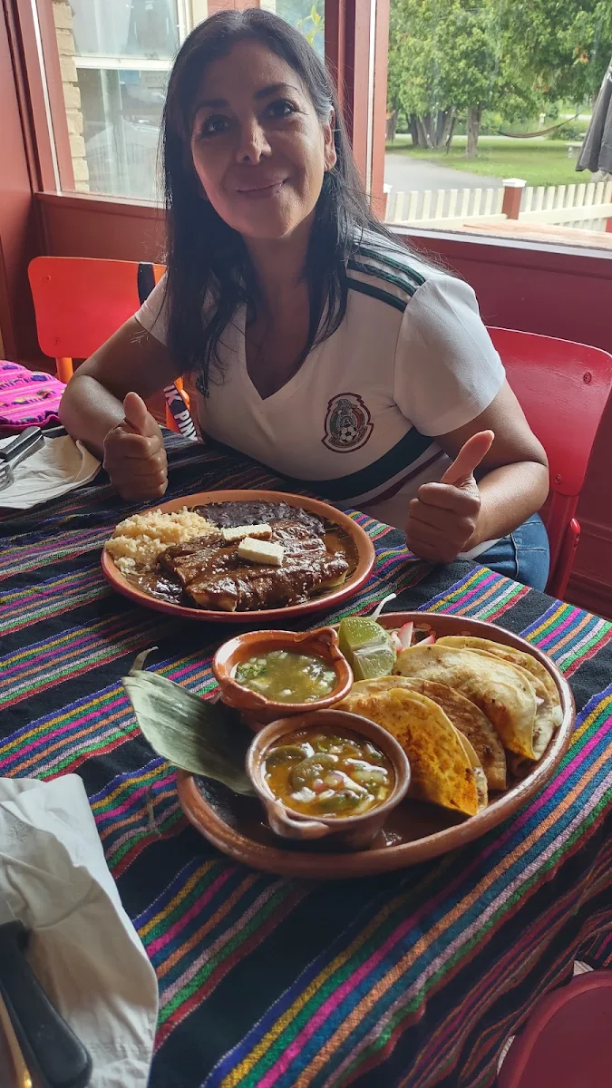 Enchiladas de Mole Poblano C Pollo, Sol De Acapulco Restaurante
