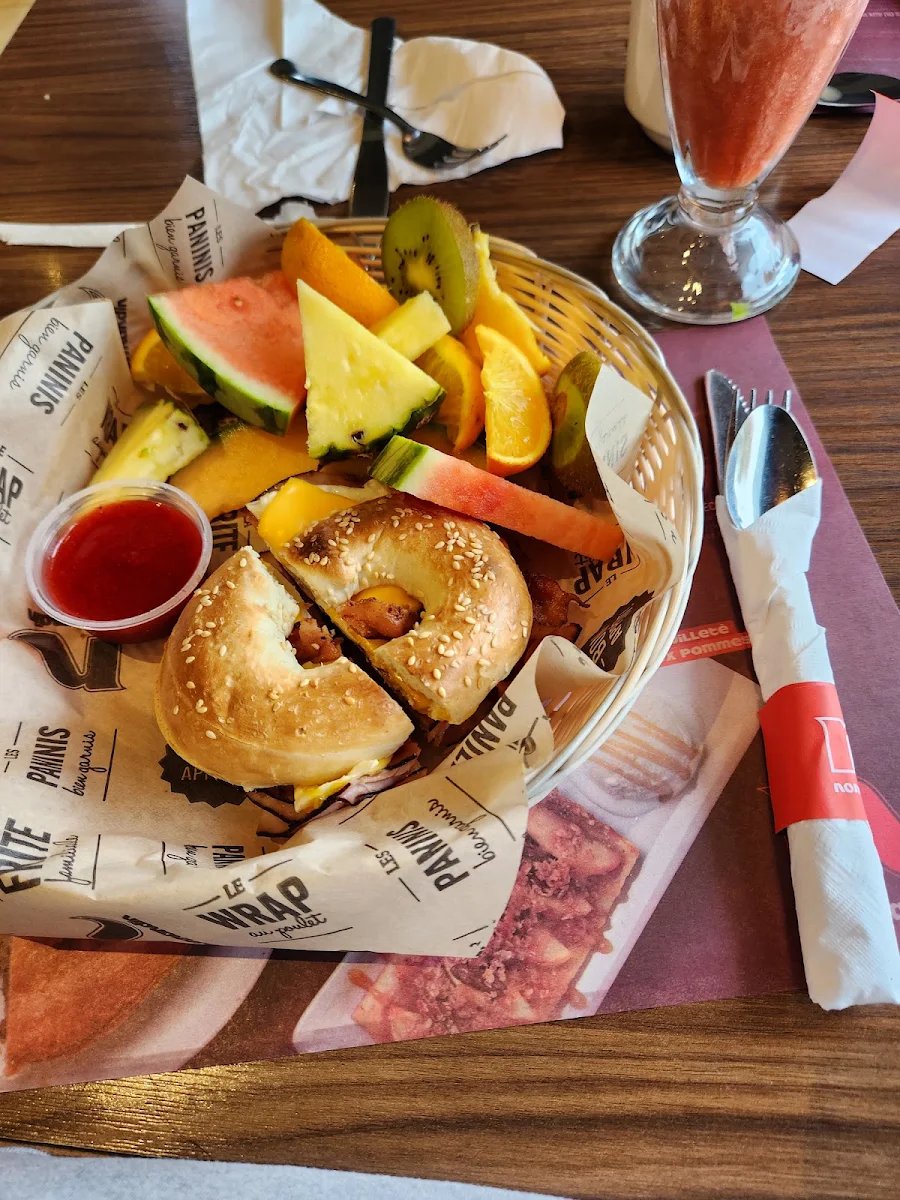 Bagel Déjeuner Et Fruits Frais, Restaurant Normandin Lévis