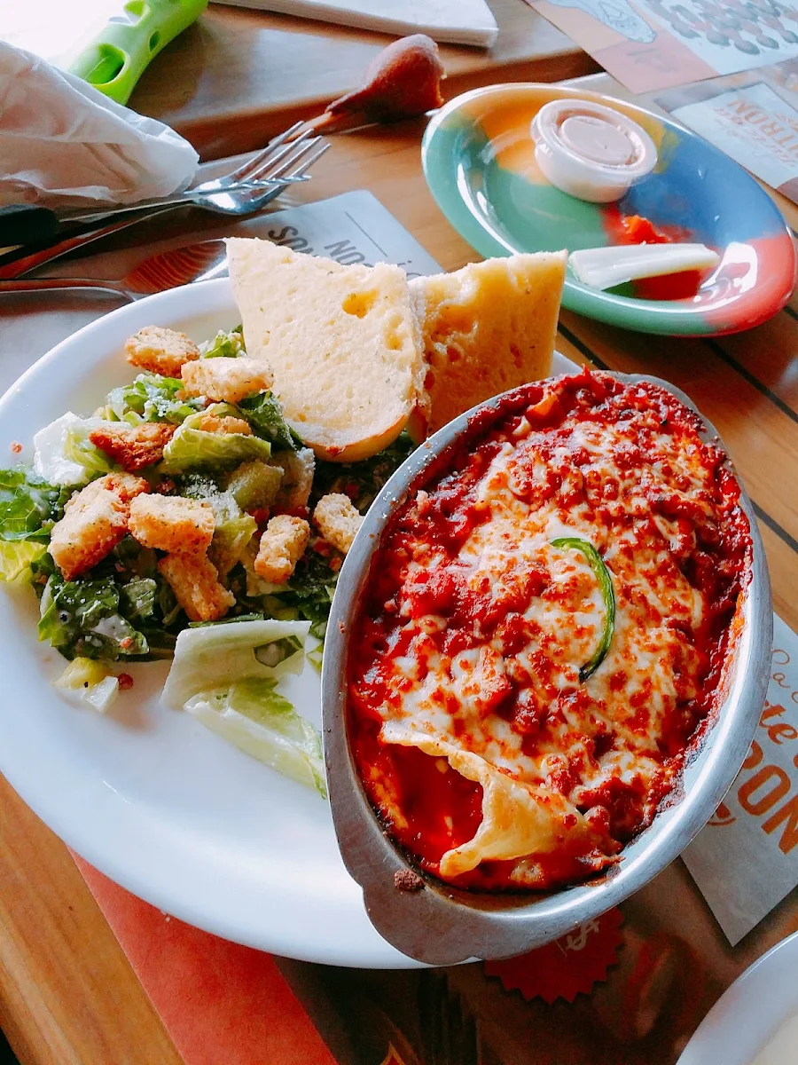 Lasagne À la Viande Avec Salade César Meat Lasagna Caesar Salad, Restaurant Normandin Lévis