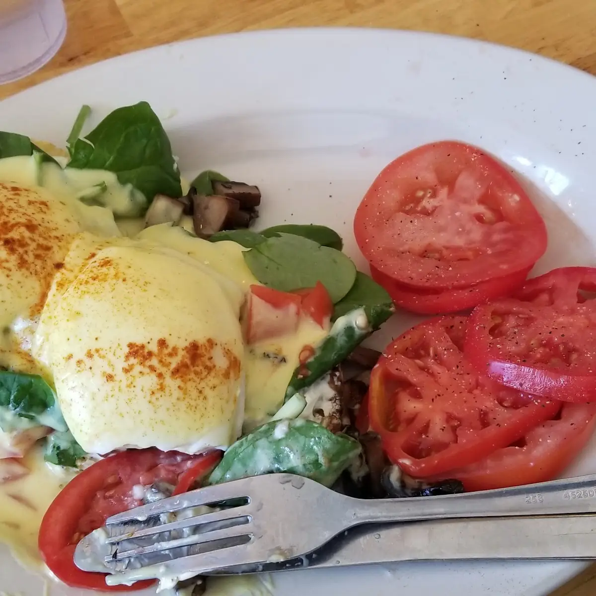 Eggs Benedict with Tomato Slices