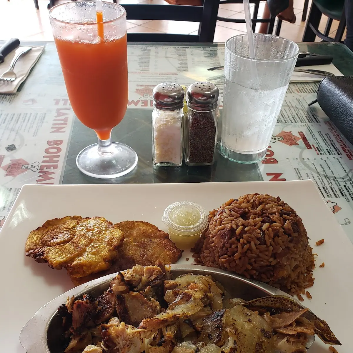 Lechon Asado Con Congri Y Tostones