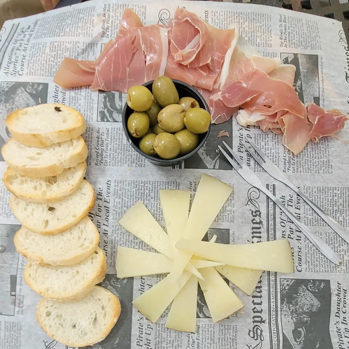 Tapas De Manchego Aceitunas Y Prosciutto