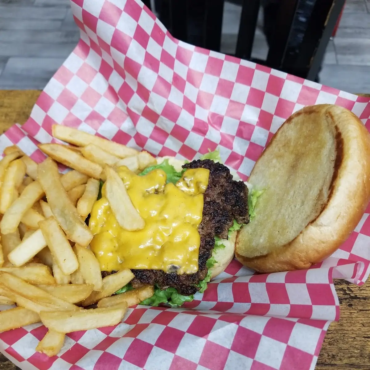 Cheese Burger with Lettuce and Tomato