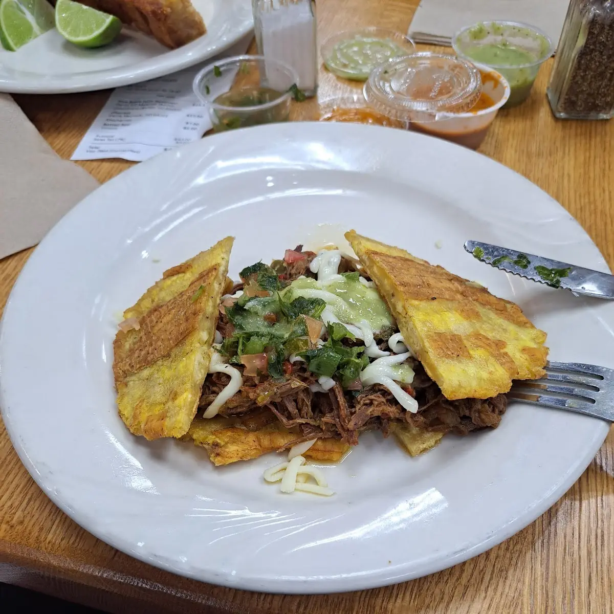 Patacones De Bistec Encebollado