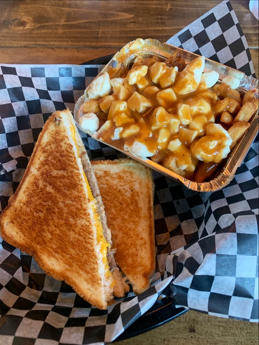 Poutine Sauce BBQ Et Grilled Cheese Steak Philly