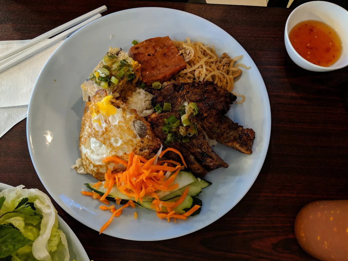 Bi Com Tám Broken Rice with Shredded Pork Skin