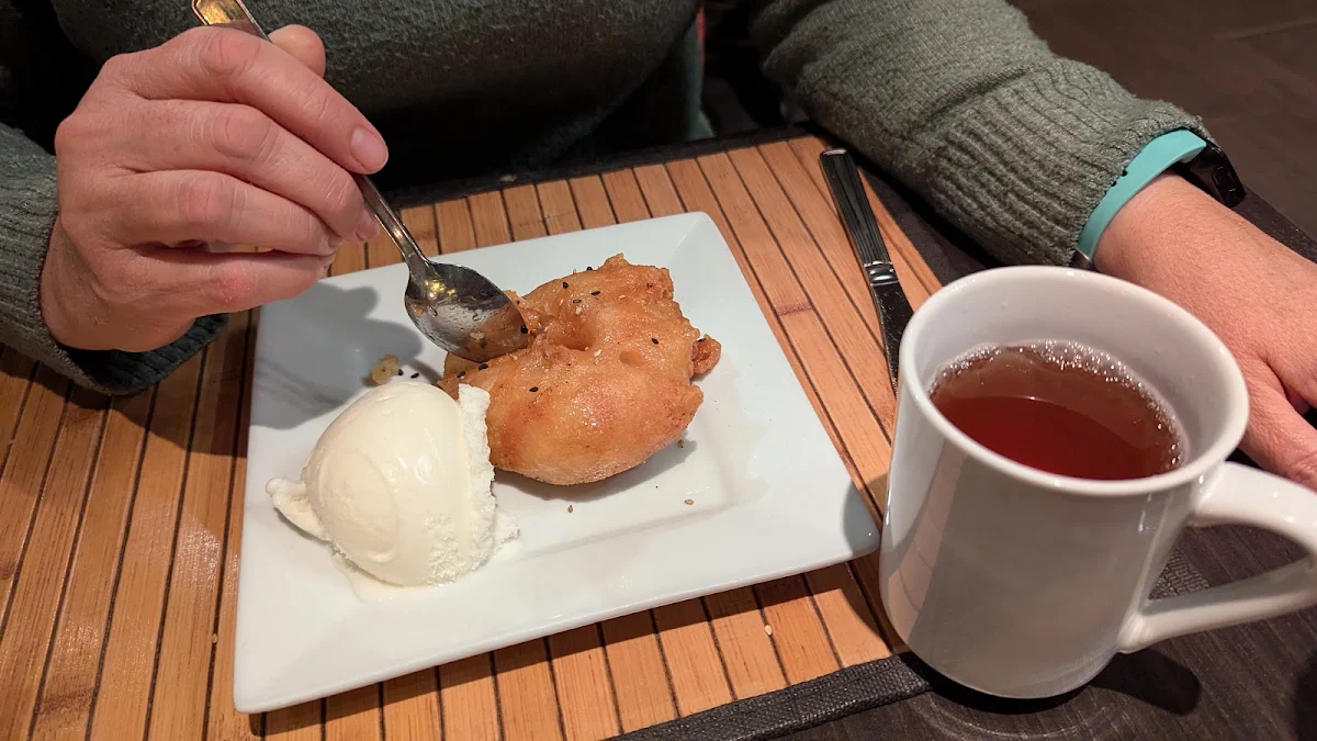 Beignet À L'ananas Et Crème Glacée À la Vanille Avec Thé