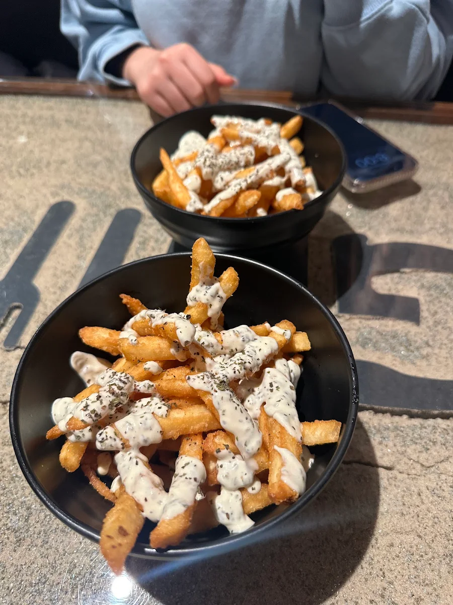 Fries with Garlic Sauce, Grill Gate