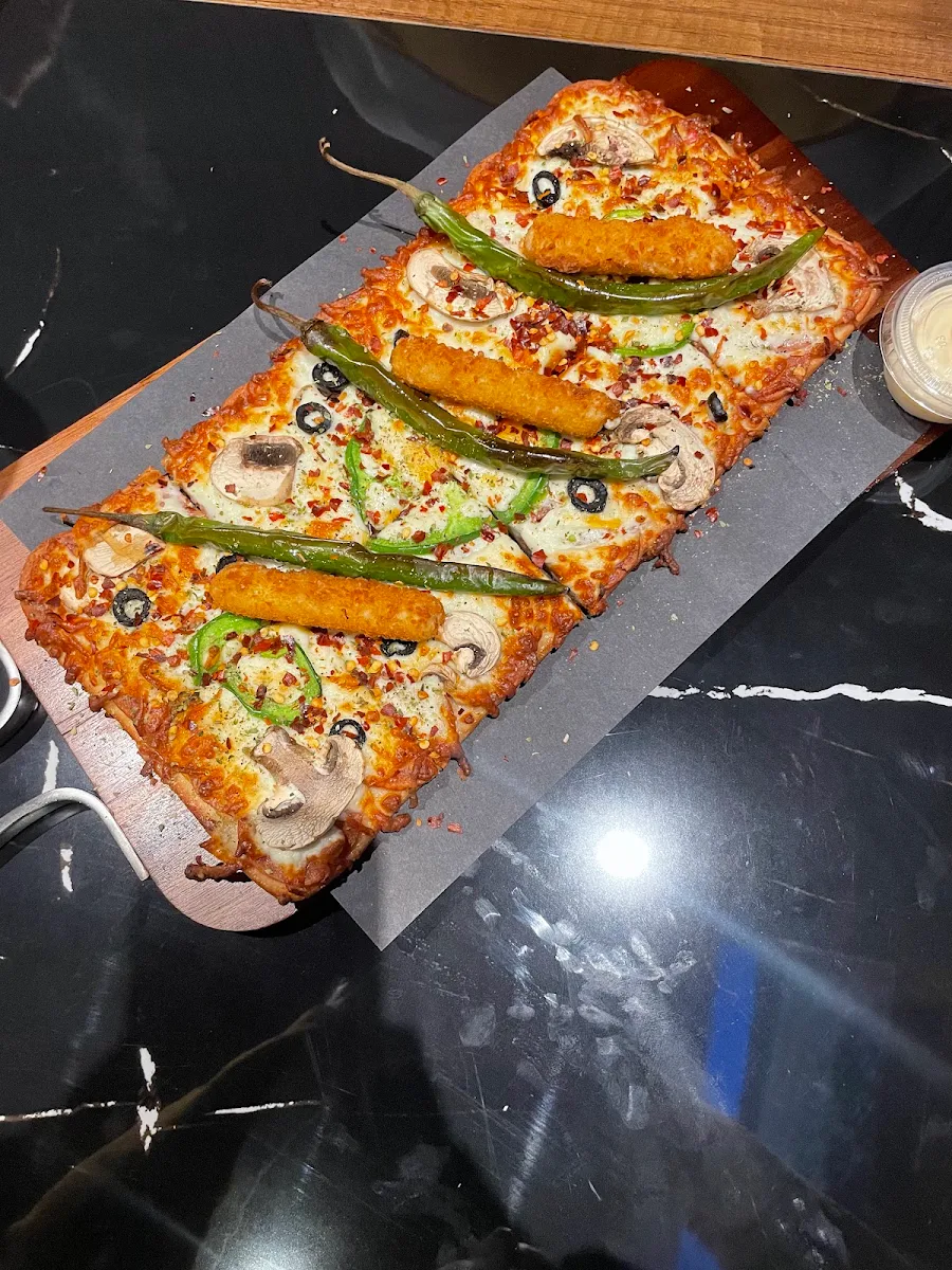 Mozzarella Hump Pizza, Grill Gate