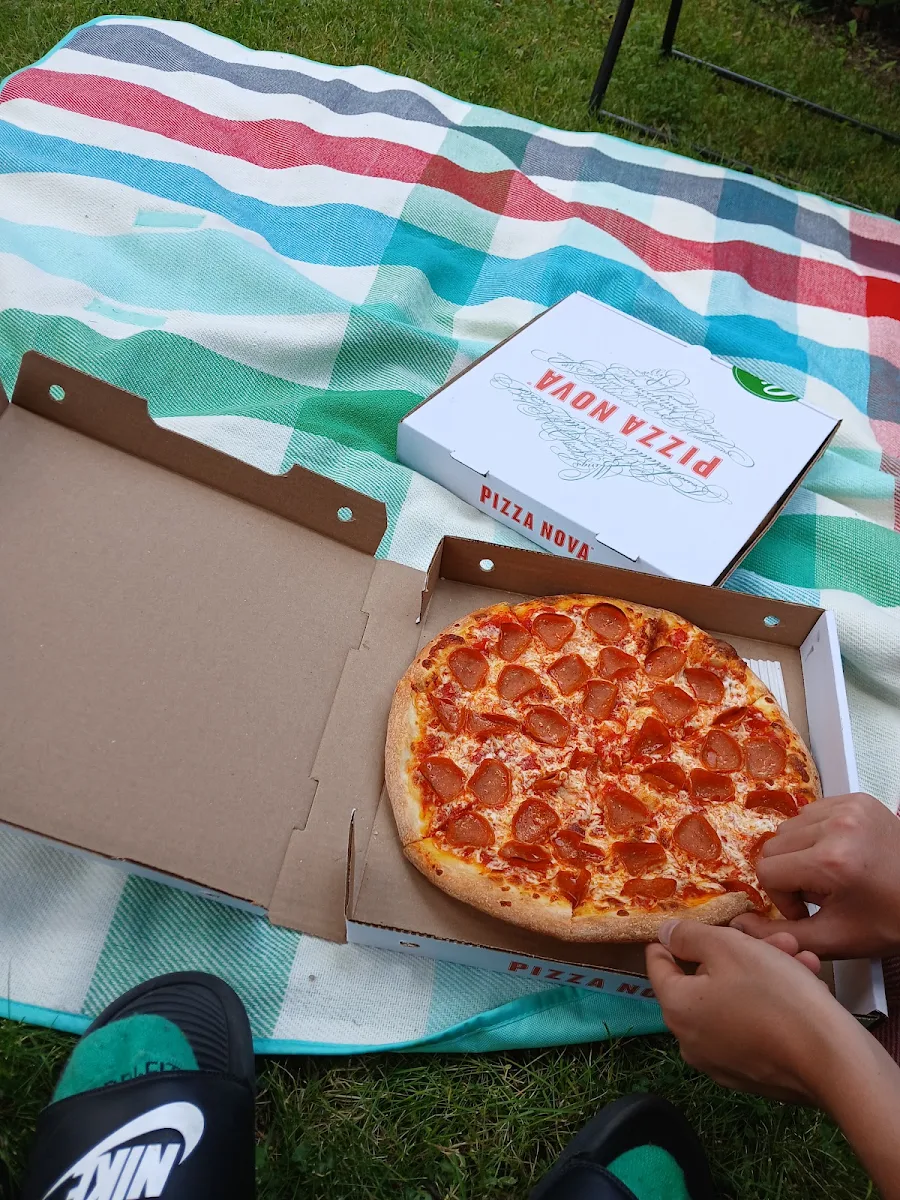 Medium Pepperoni Pizza, Pizza Nova