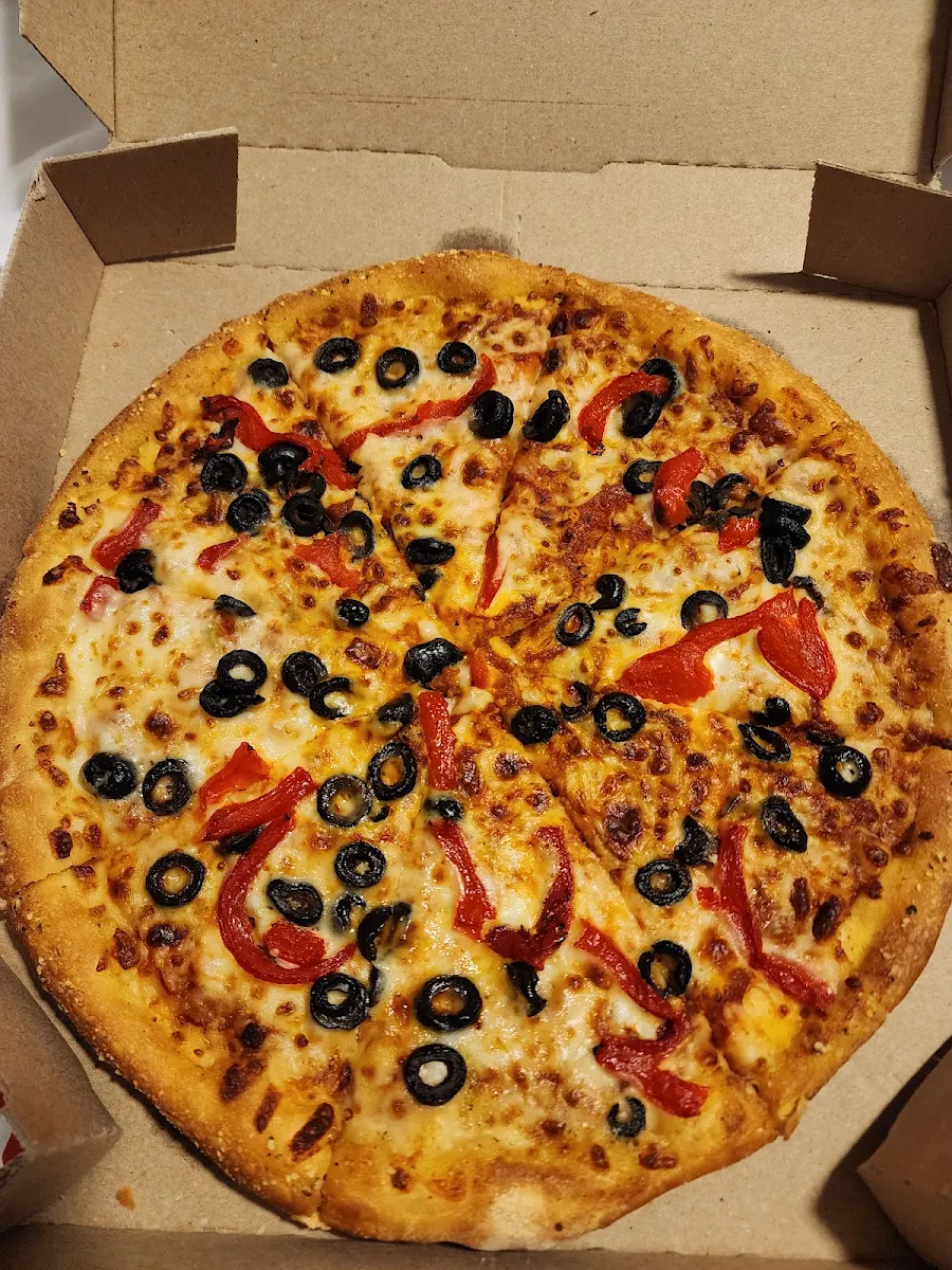 Medium Olive & Red Pepper Hand Tossed Pizza