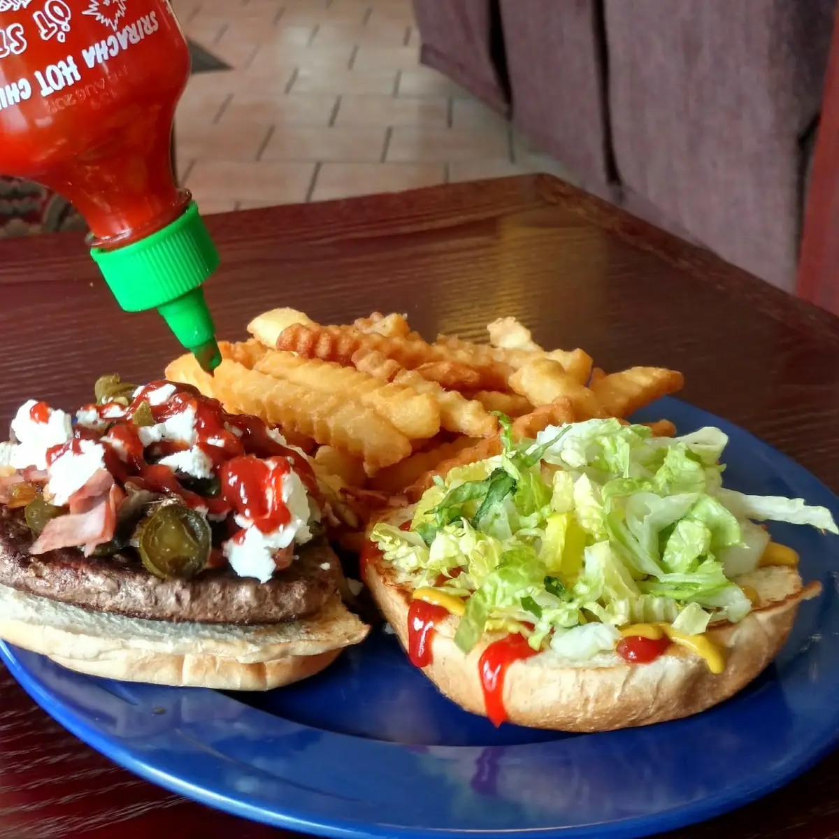 Sriracha Hamburger with Fries