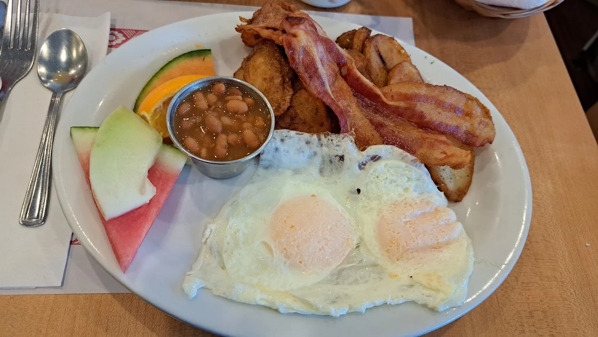 Deux Oeufs Avec Bacon Et Fruits