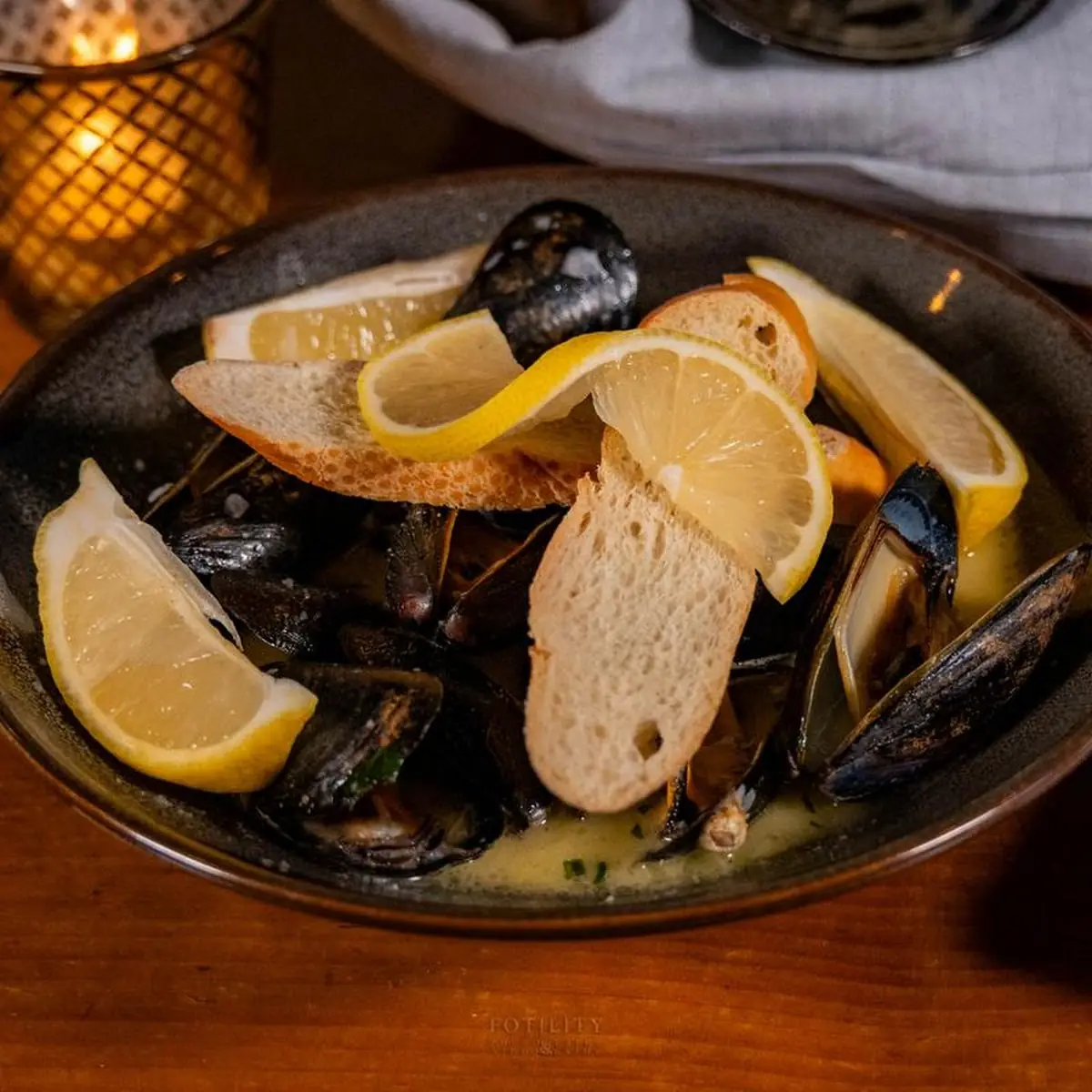 Steamed Mussels with Bread and Lemon