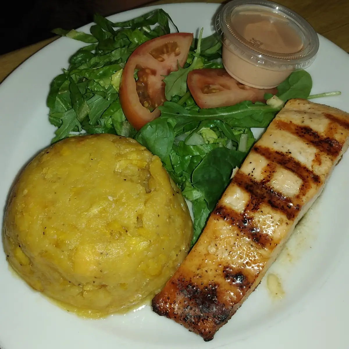 Salmón Con Mofongo Y Ensalada Verde