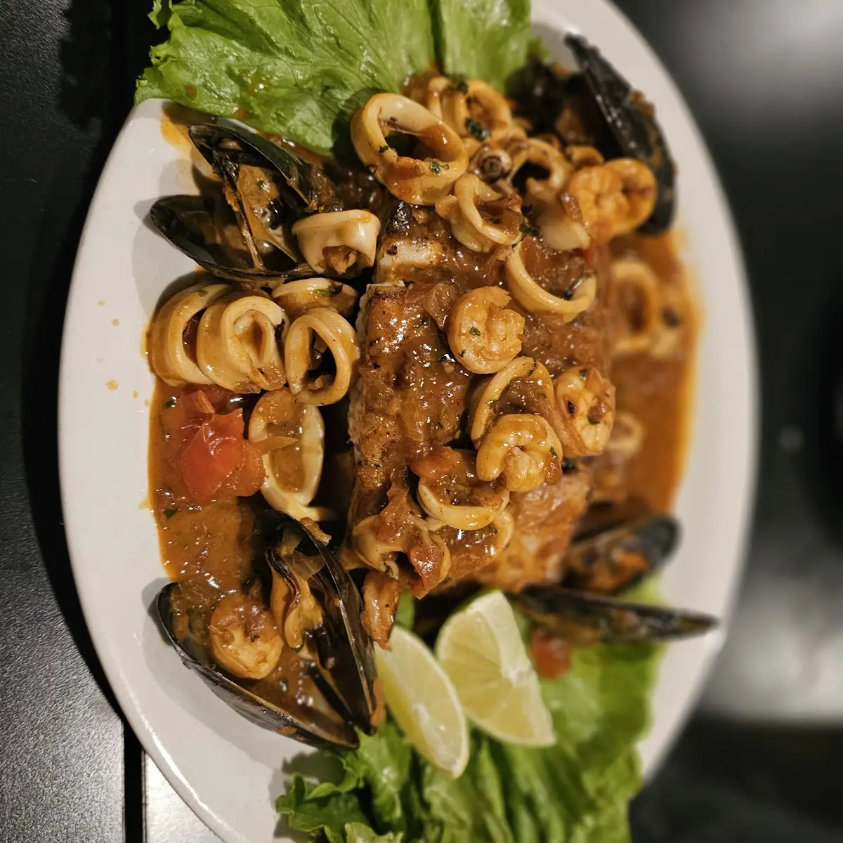 Filete De Pescado En Salsa De Mariscos