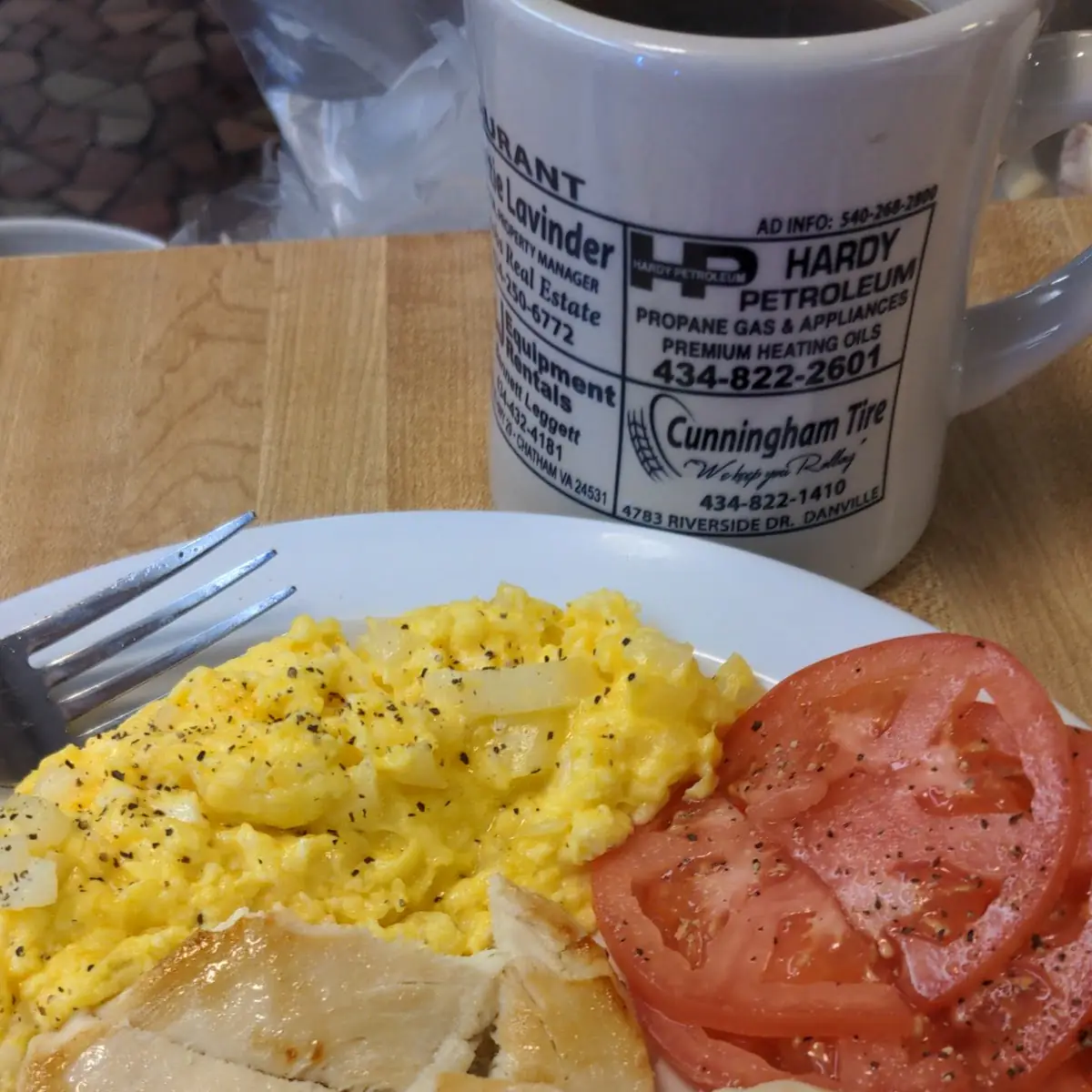 Scrambled Eggs with Grilled Chicken and Sliced Tomatoes