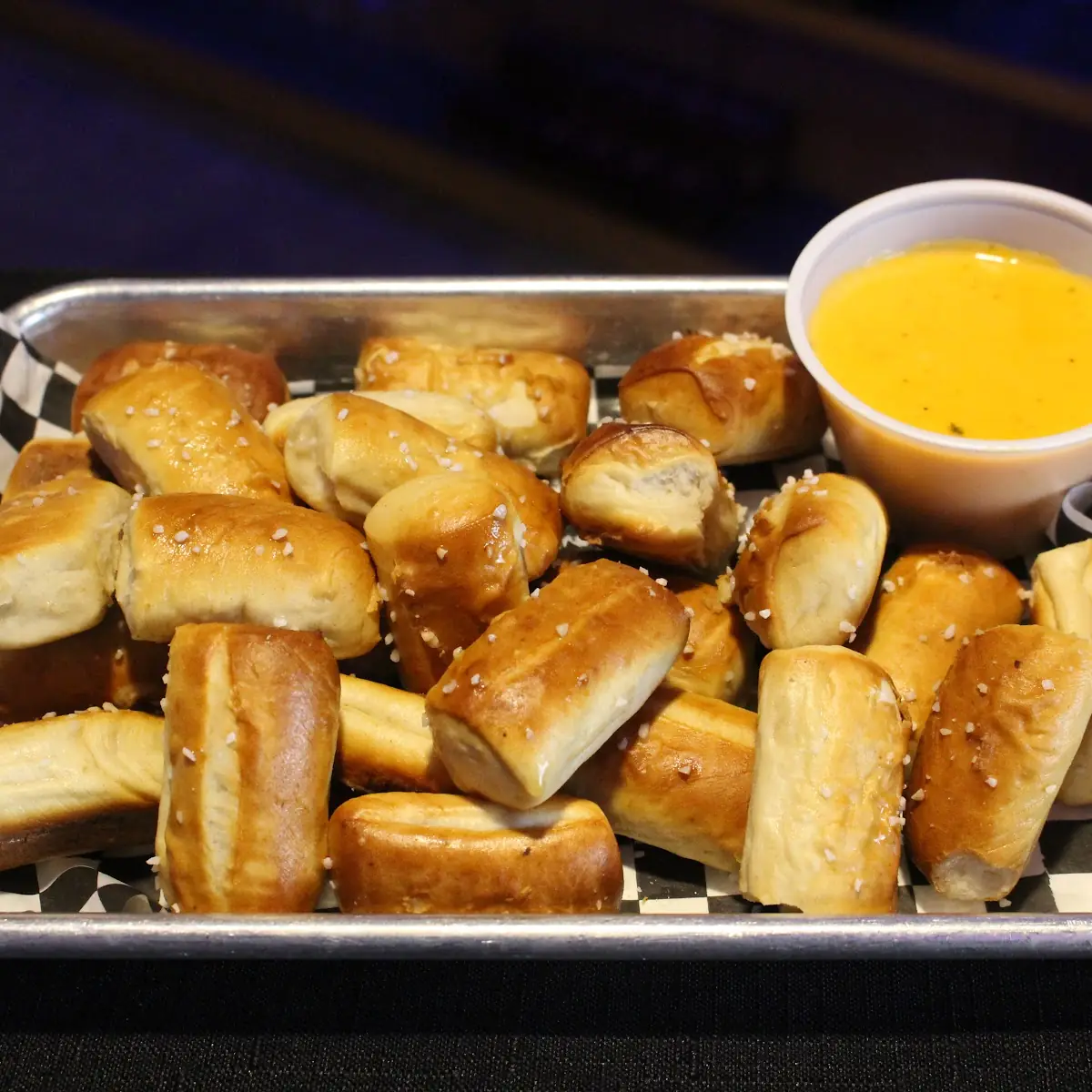 Pretzel Bites w Beer Cheese