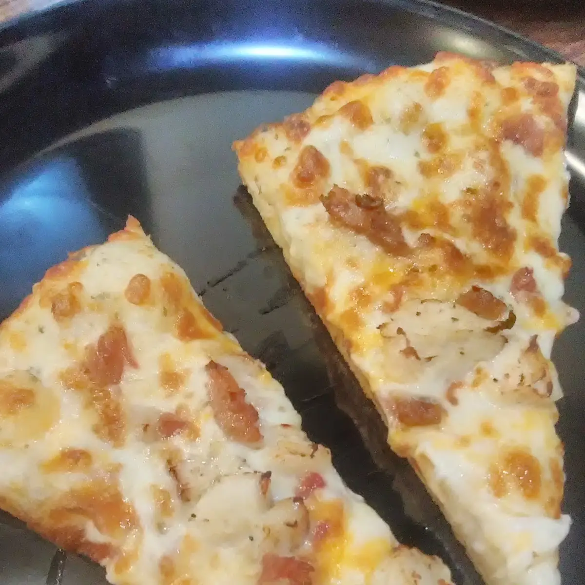 Garlic Chicken Pizza with White Sauce