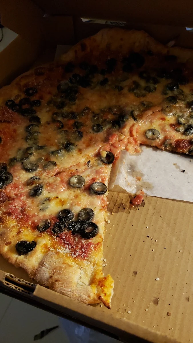 Cheese Pizza w Black Olives