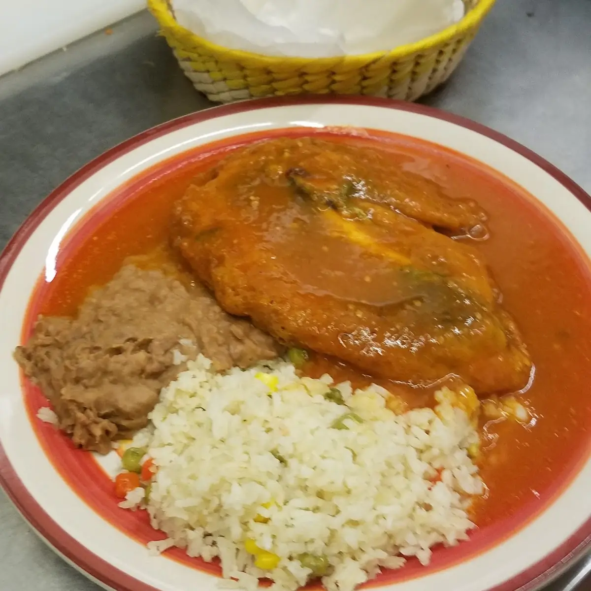 Chile Relleno En Salsa Roja