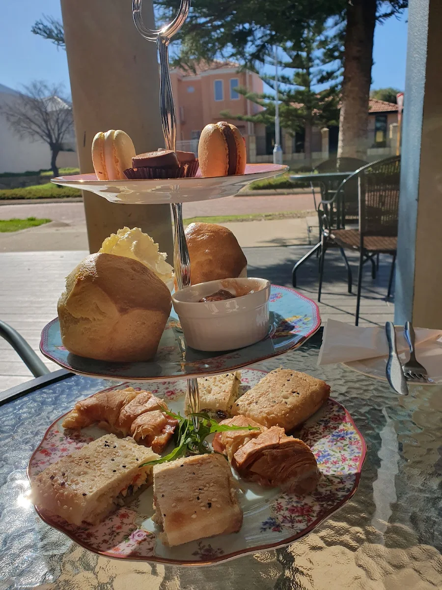 Tea for 2, La Belle Cafe