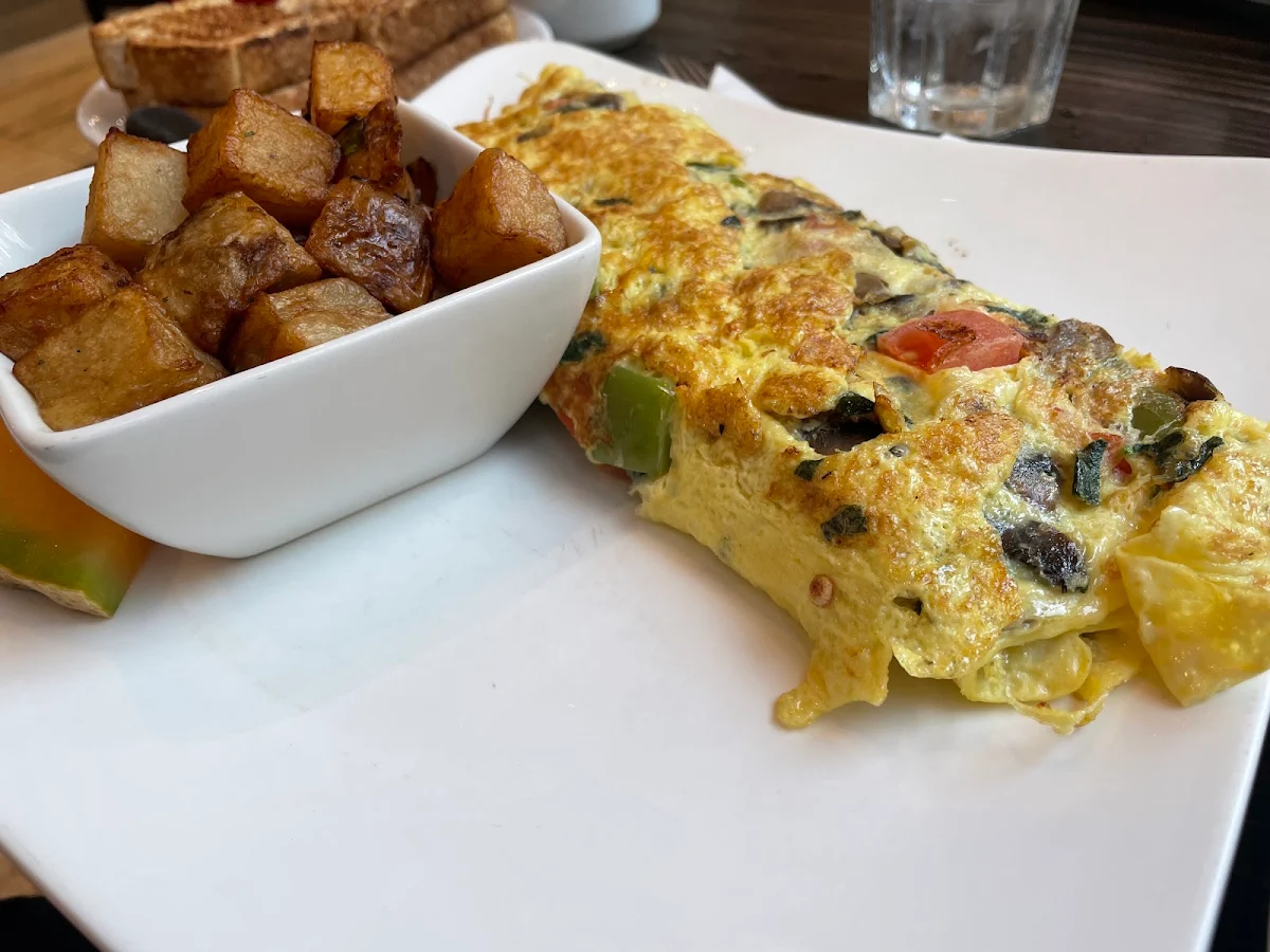 Cheese Omelet Potatoes and Toast, Allô mon Coco Vieux Montréal