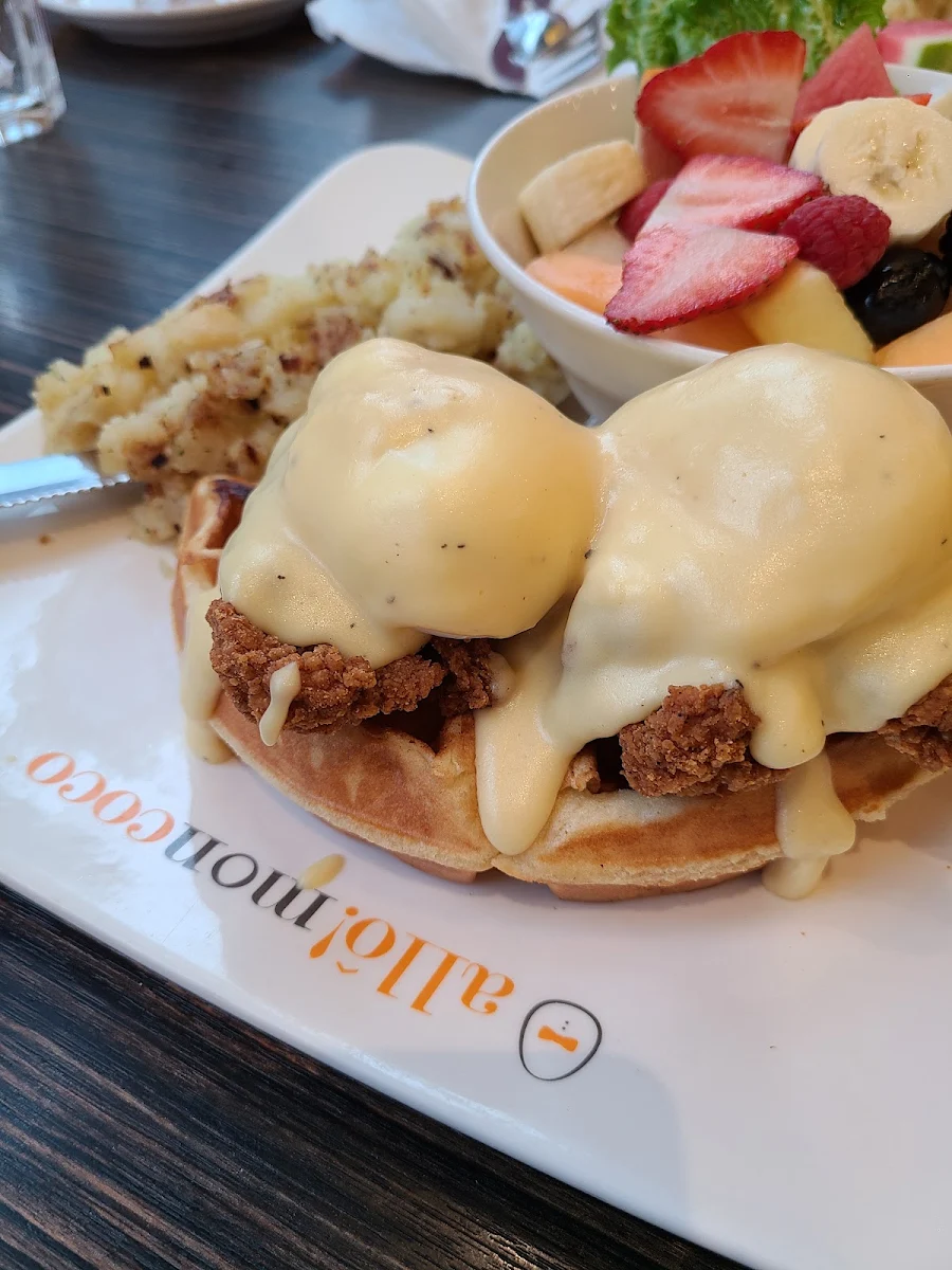 Gaufre Poulet Frit Fried Chicken Waffle, Allô mon Coco Vieux Montréal