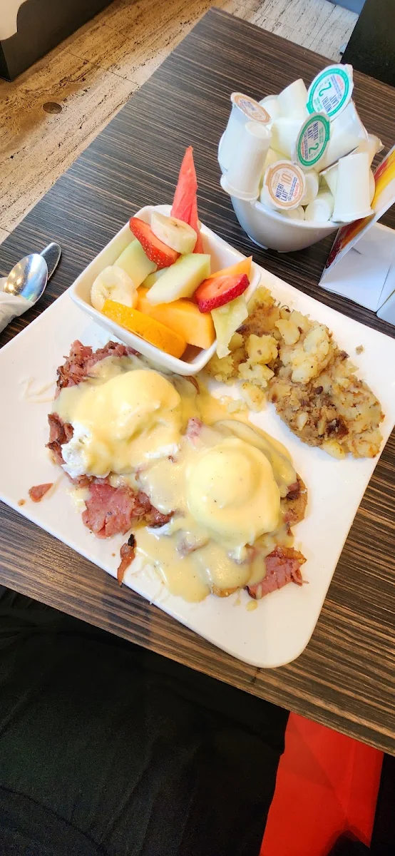 Smoked Meat Eggs Benedict, Allô mon Coco Vieux Montréal