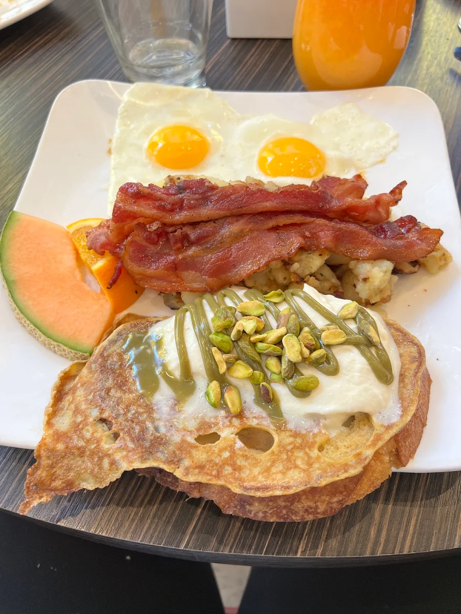 Un Œuf Bacon & Petite Crêpe Aux Fruits, Allô mon Coco Vieux Montréal