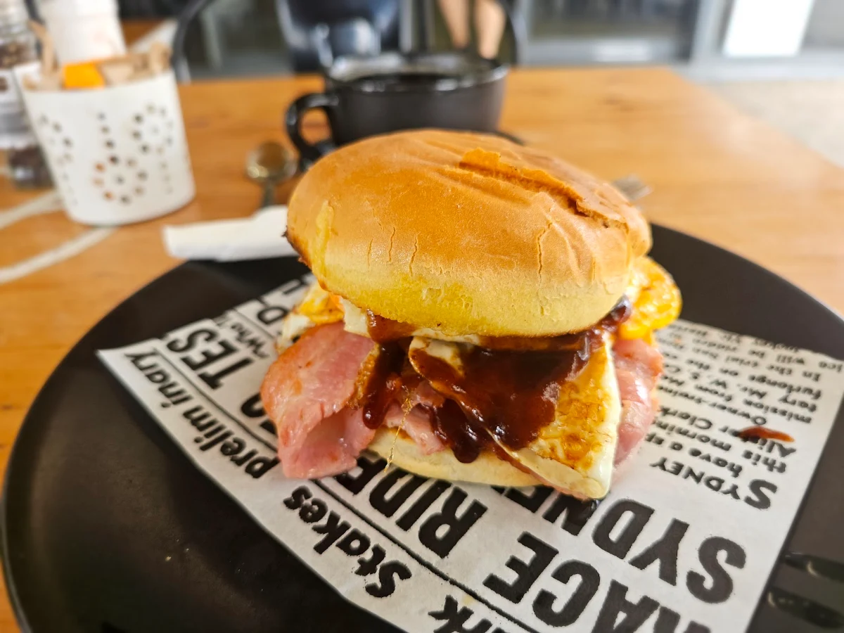 Egg and Bacon Burger, Harry's Place Cafe