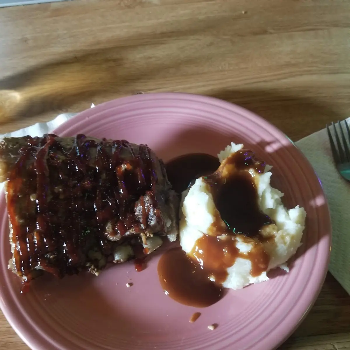 Barbecue Ribs with Mashed Potatoes and Gravy