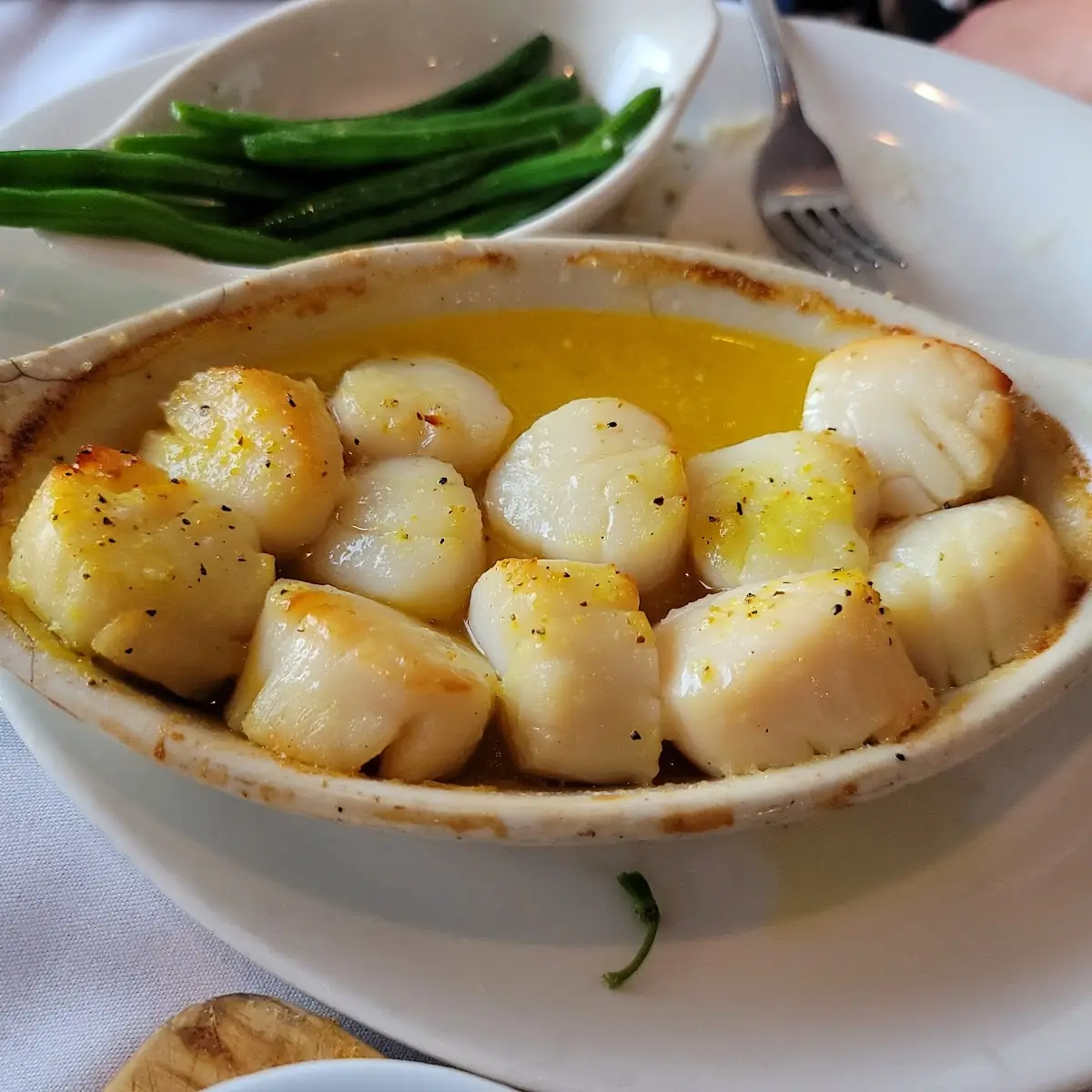 Broiled Scallops with Garlic Sauce