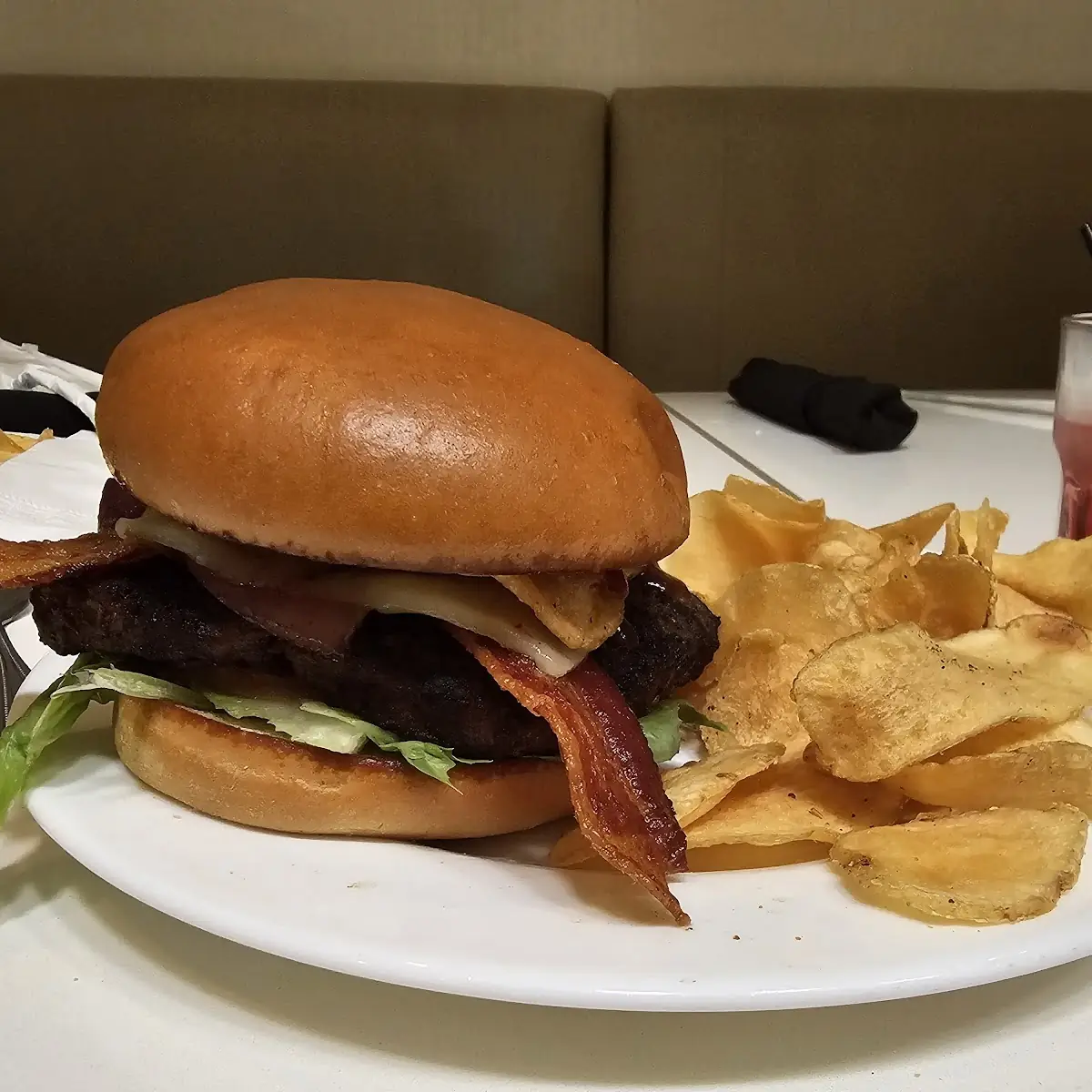 BBQ Bacon Burger & Pub Chips