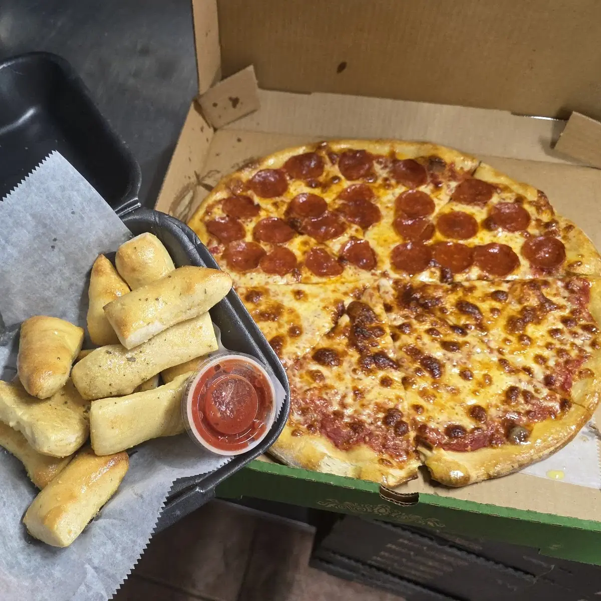 Large Queso O Pepperoni