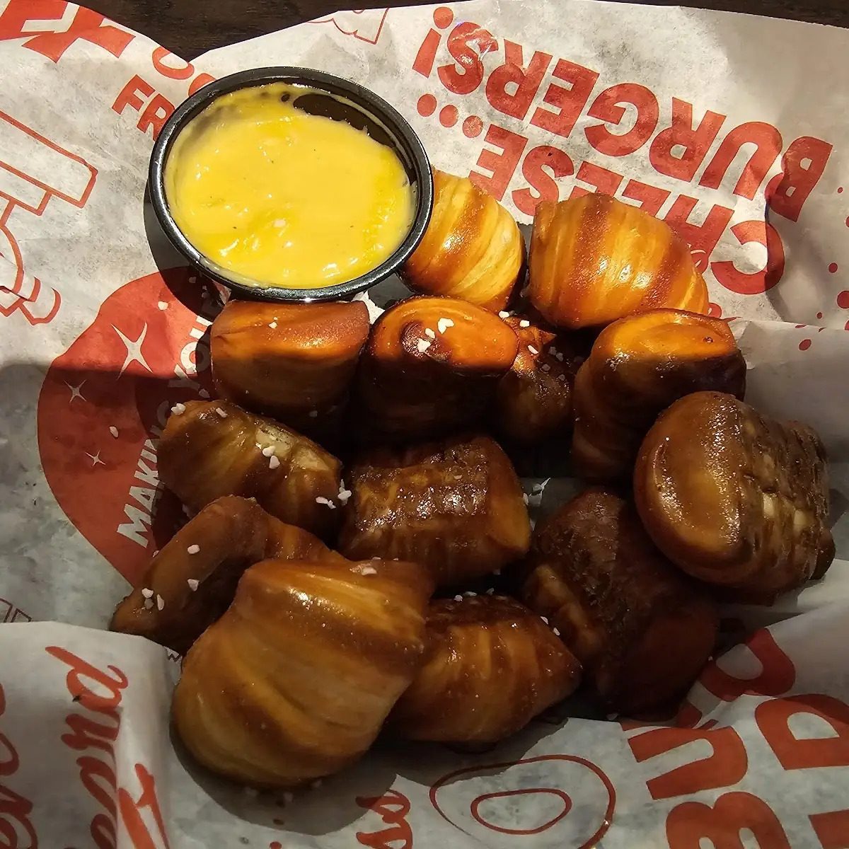 Pretzel Bites w Beer Cheese